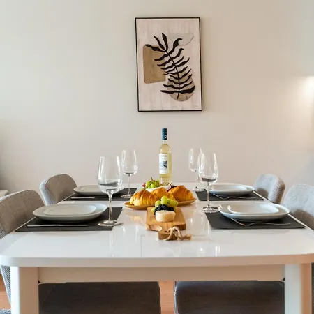 Apartament Premium W/ Garage & Balcony By Hostwise